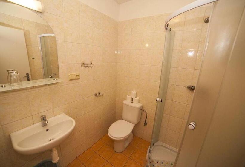 חדר משפחתי, Racek