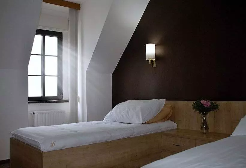 Habitación Estàndard Individual, Radnice