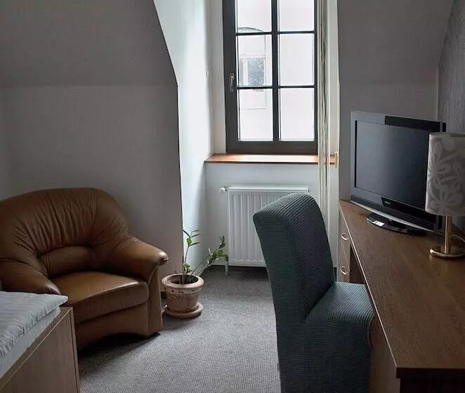 Habitación Estàndard Individual, Radnice