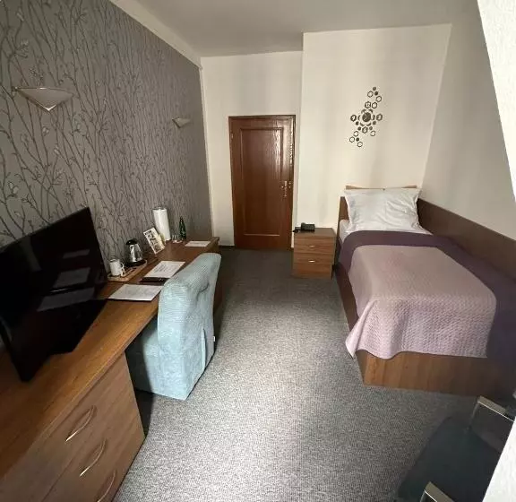 Habitación Estàndard Individual, Radnice