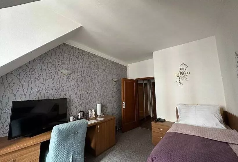 Habitación Estàndard Individual, Radnice