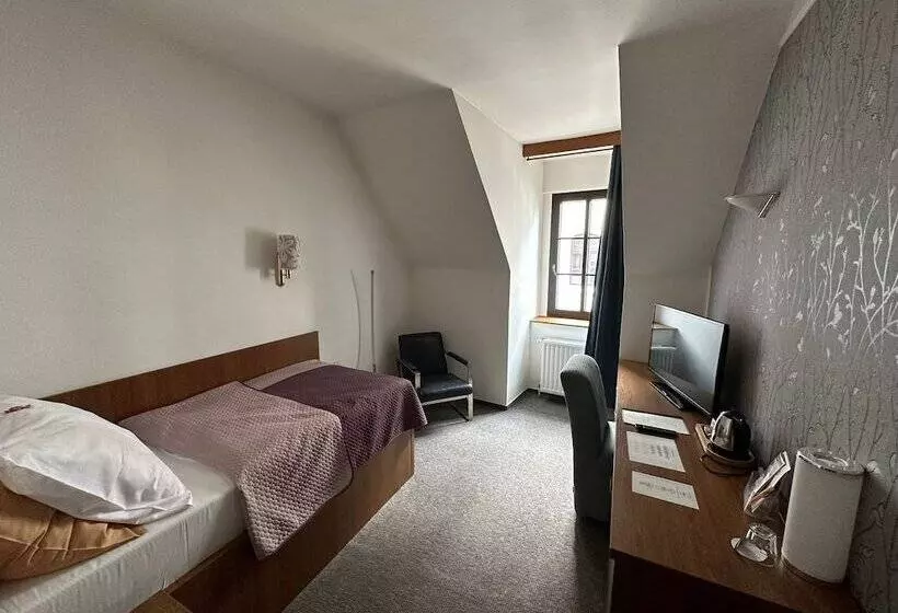 Habitación Estàndard Individual, Radnice