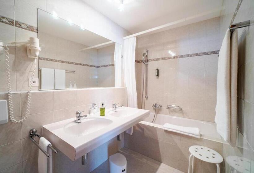 غرفة قياسية رباعية مزودة بشُرفة, Typically Swiss Hotel Altana