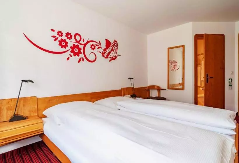 اتاق استاندارد چهارنفره با بالکن, Typically Swiss Hotel Altana