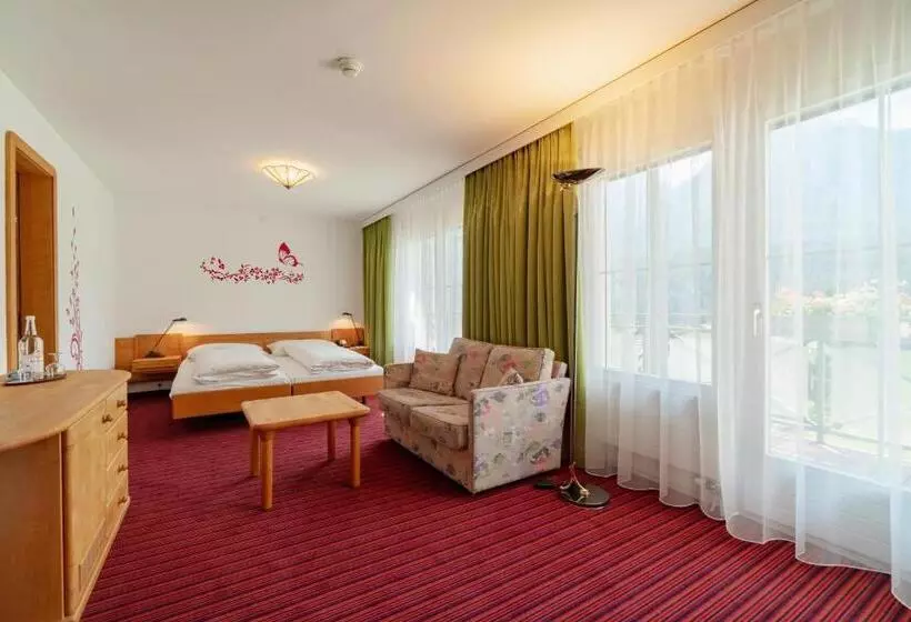 اتاق استاندارد چهارنفره با بالکن, Typically Swiss Hotel Altana