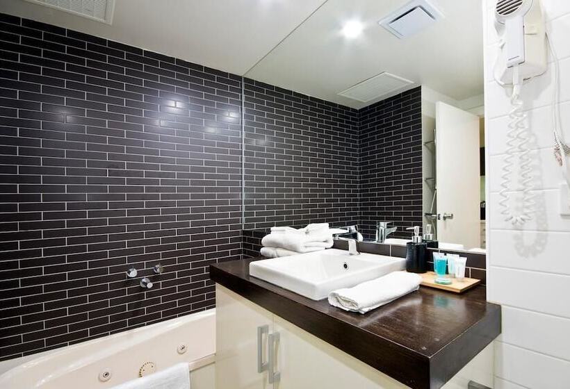 Студия Стандарт, Lorne Bay View Motel