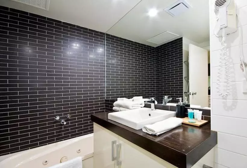 استودیوی استاندارد, Lorne Bay View Motel