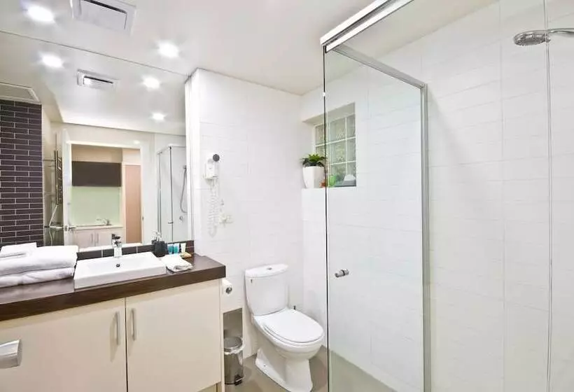استودیوی استاندارد, Lorne Bay View Motel