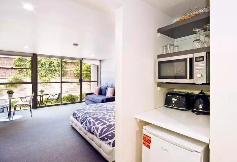 استودیوی استاندارد, Lorne Bay View Motel