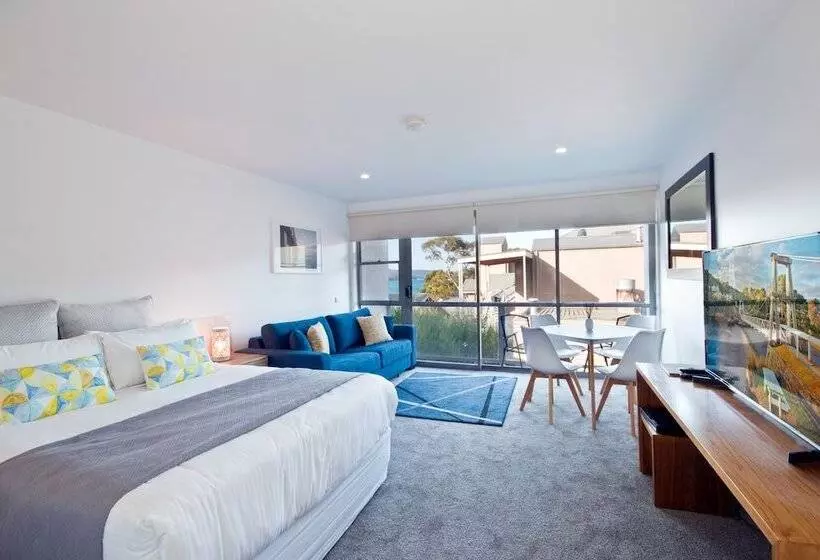 استودیوی استاندارد, Lorne Bay View Motel
