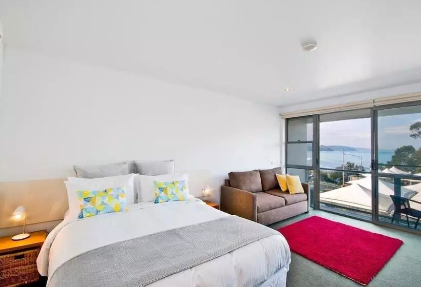 استودیوی استاندارد, Lorne Bay View Motel