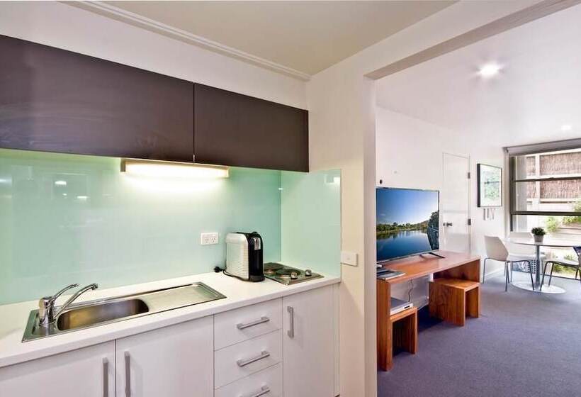 Студия Стандарт, Lorne Bay View Motel