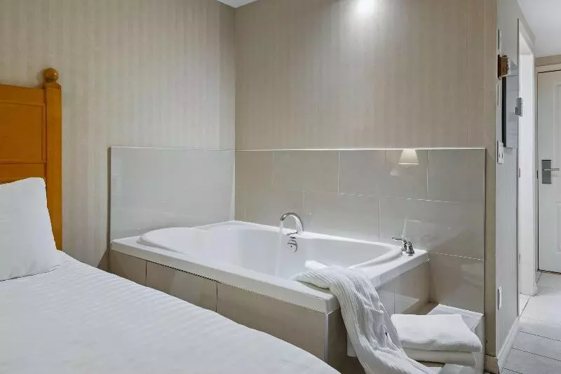استودیوی لوکس, Pinnacle Hotel Whistler