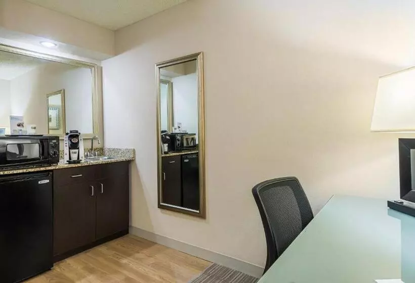 سوییت, Holiday Inn Express Hotel & Suites Kendall East Miami, An Ihg