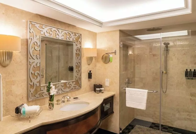 اتاق خانوادگی با چشم‌انداز دریا, Beach Rotana   Abu Dhabi