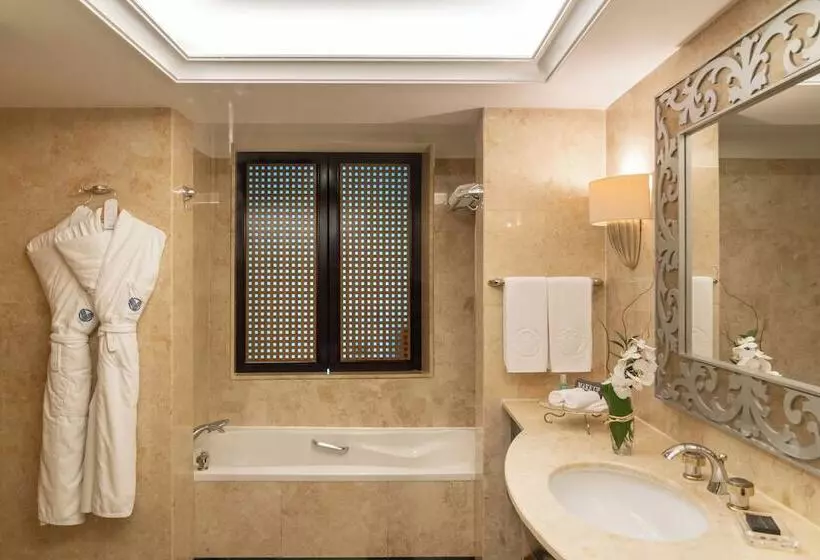 اتاق خانوادگی با چشم‌انداز دریا, Beach Rotana   Abu Dhabi
