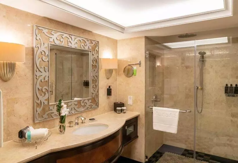 اتاق خانوادگی با چشم‌انداز دریا, Beach Rotana   Abu Dhabi