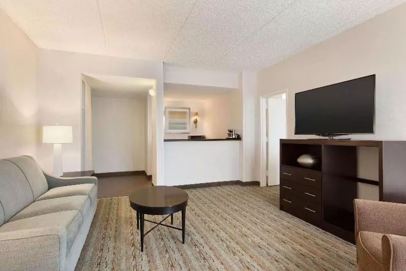سوئیت با تخت بزرگ, Doubletree By Hilton Hartford  Bradley Airport