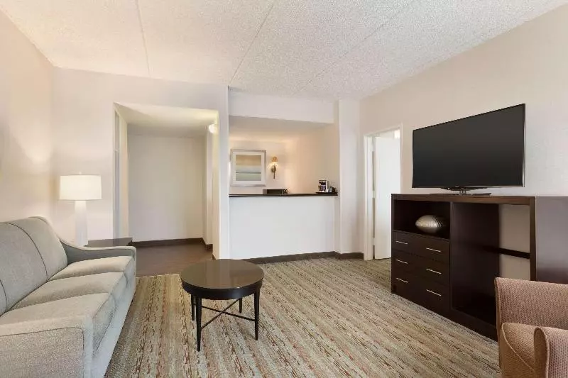 سوئیت با تخت بزرگ, Doubletree By Hilton Hartford  Bradley Airport
