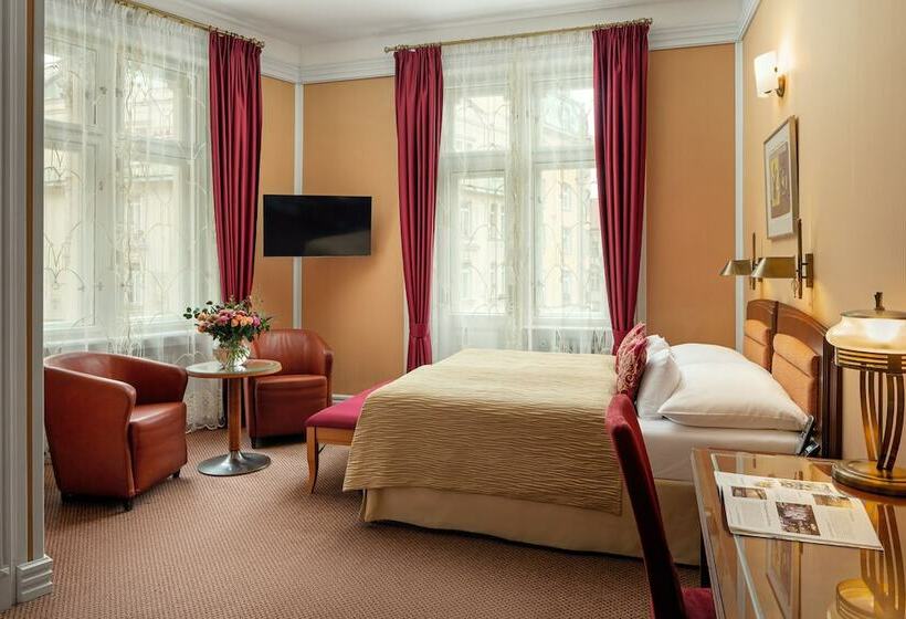 اتاق اجرایی, Paris Prague