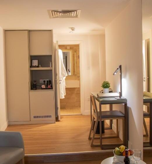 سوییت جونیور, The Classic Hotel Nicosia   Handwritten Collection