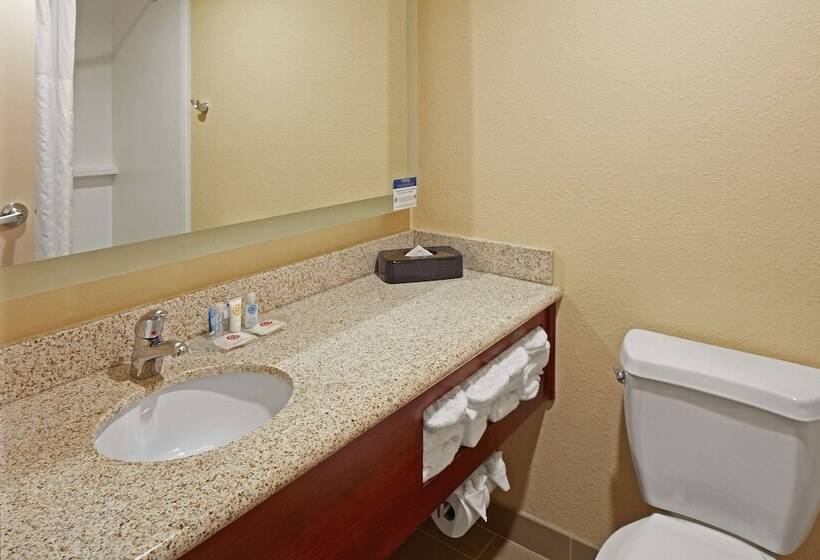 جناح, Comfort Suites Outlet Center