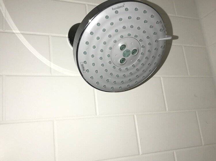 جناح, Comfort Suites Outlet Center