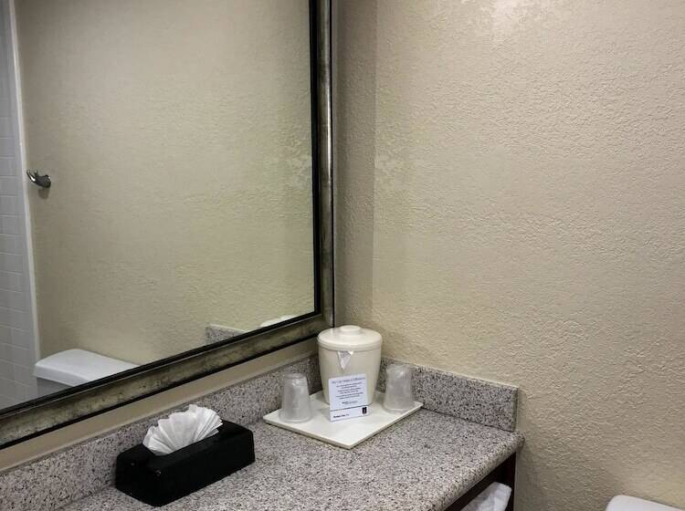 جناح, Comfort Suites Outlet Center