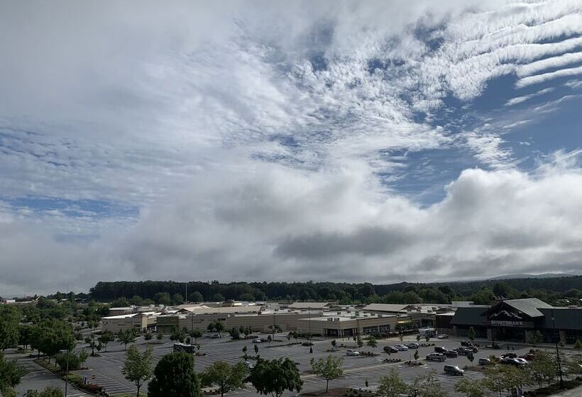 جناح, Comfort Suites Outlet Center