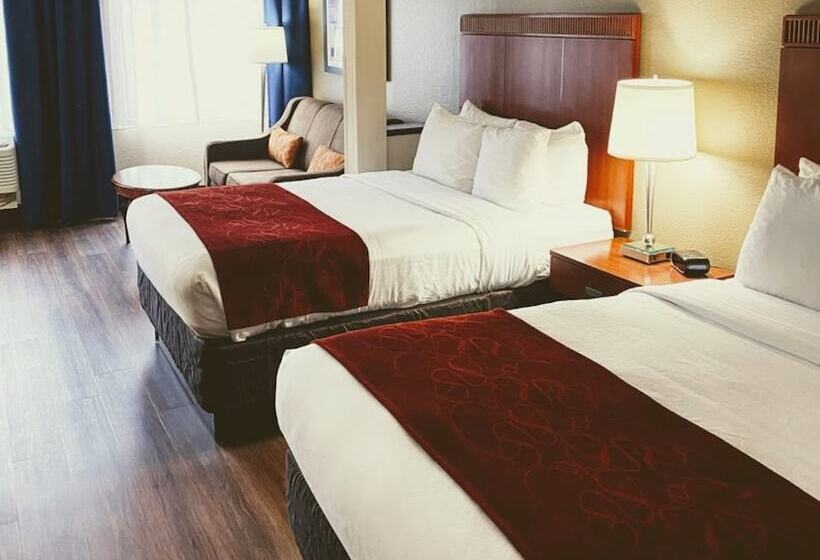 جناح, Comfort Suites Outlet Center