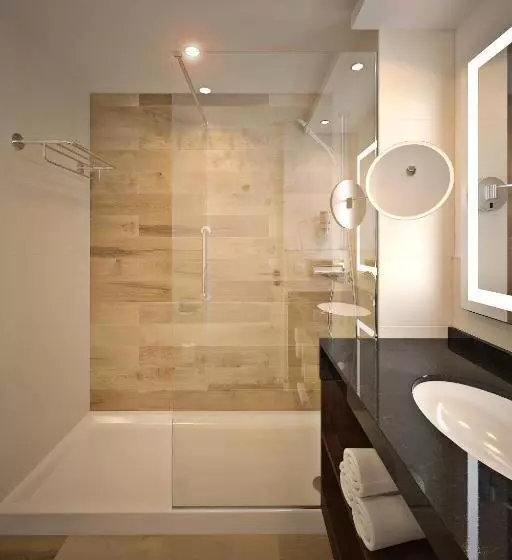 キングサイズベッドのスタンダードルーム, Crowne Plaza Maastricht, An Ihg