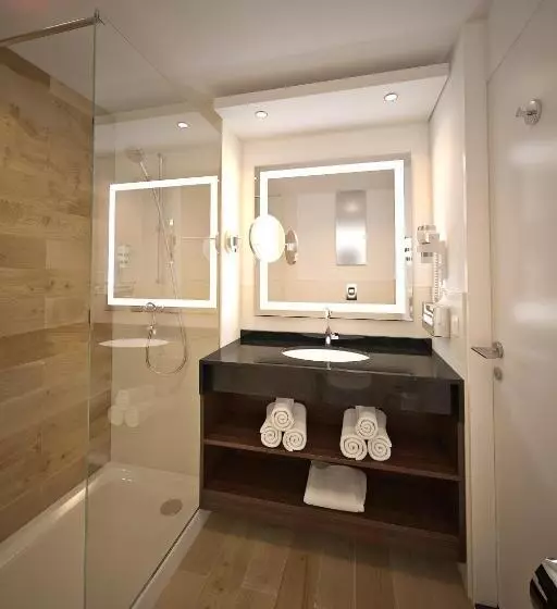 キングサイズベッドのスタンダードルーム, Crowne Plaza Maastricht, An Ihg