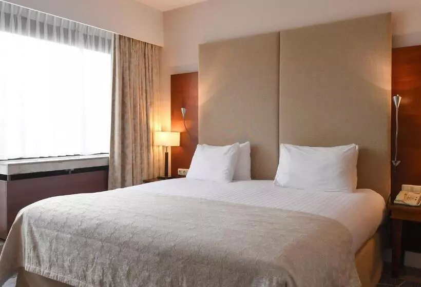 キングサイズベッドのスイートルーム, Crowne Plaza Maastricht, An Ihg