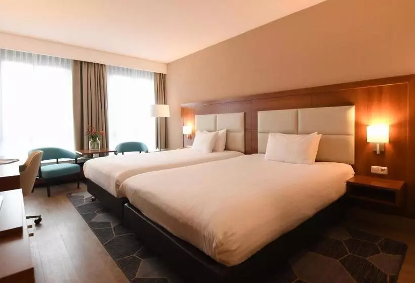 キングサイズベッドのスタンダードルーム, Crowne Plaza Maastricht, An Ihg