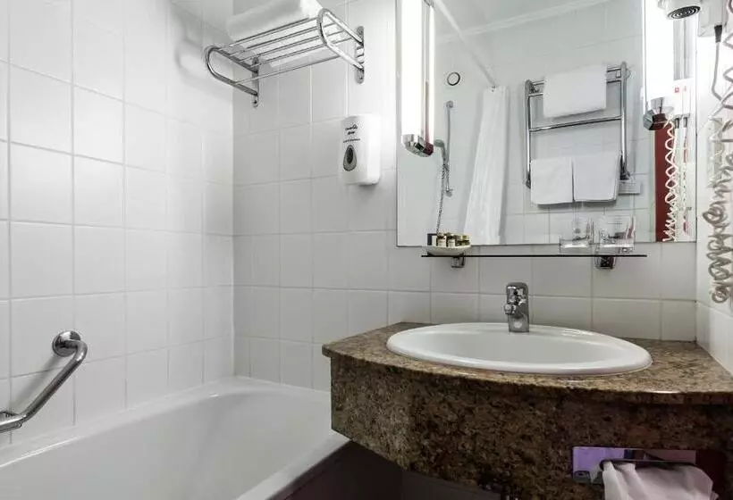 اتاق سوپریور با چشم‌انداز, Danubius Hotel Helia