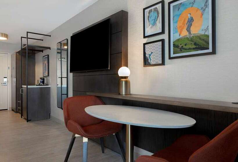 스탠다드 룸 킹사이즈 침대, Doubletree By Hilton Newark Penn Station