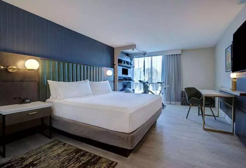 キングサイズベッドのスタンダードルーム, Doubletree By Hilton Newark Penn Station