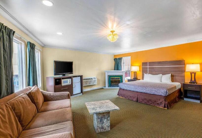 带大床的套房, Econo Lodge Beach And Boardwalk