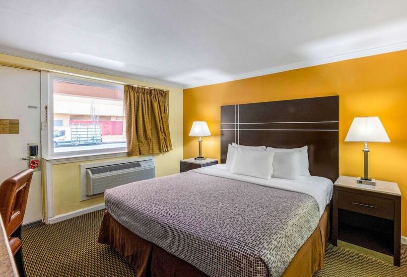 带大床的套房, Econo Lodge Beach And Boardwalk