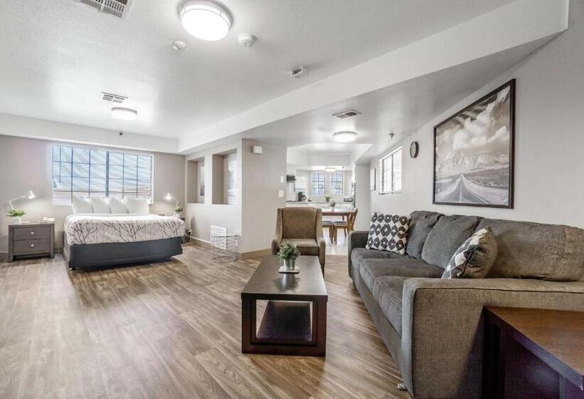 جناح, Rancho San Diego Inn & Suites