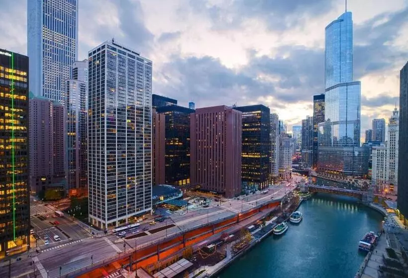 Deluxe room with river view, Sheraton Grand Chicago Riverwalk