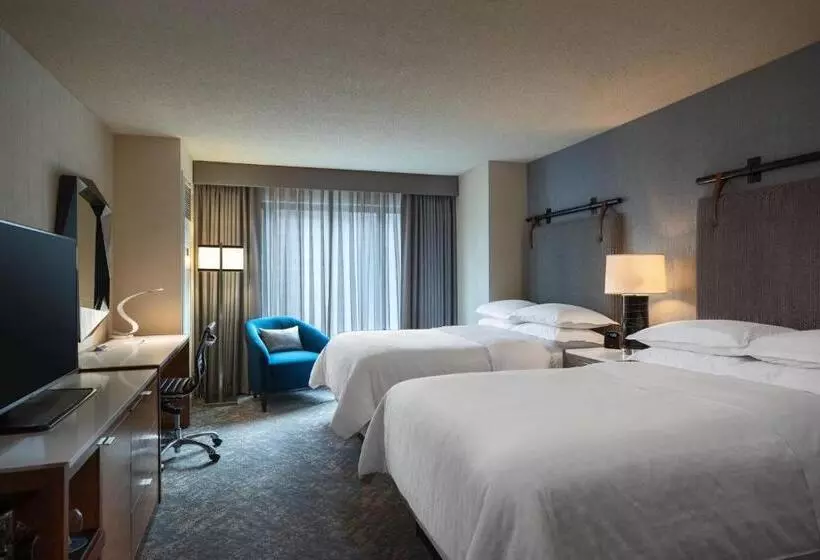 Deluxe room with river view, Sheraton Grand Chicago Riverwalk