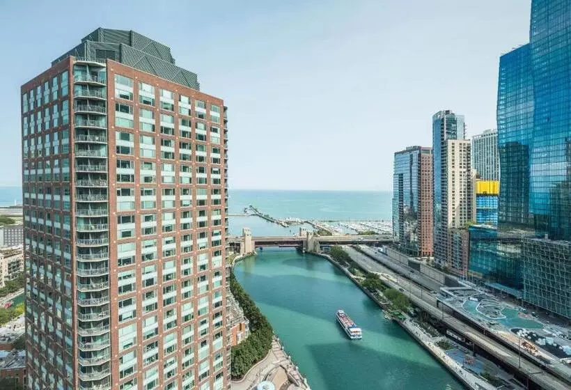キングサイズベッドのデラックスルーム, Sheraton Grand Chicago Riverwalk