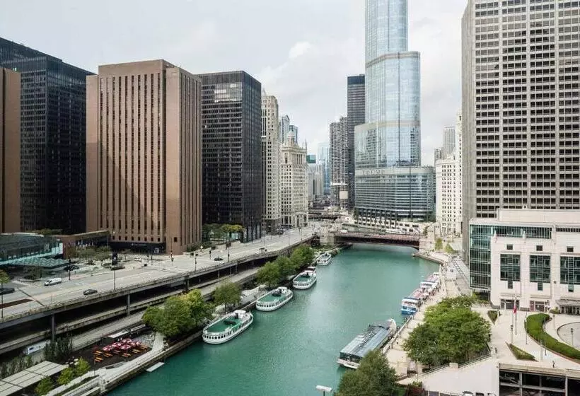 キングサイズベッドのデラックスルーム, Sheraton Grand Chicago Riverwalk