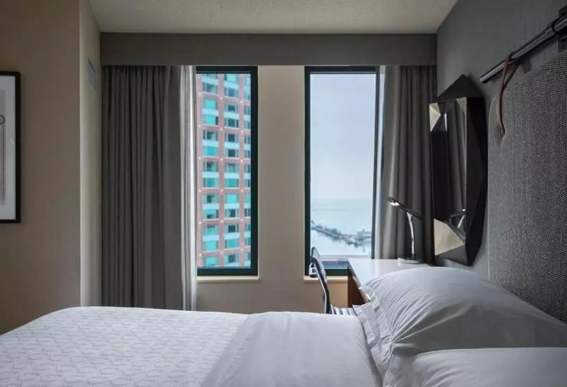 キングサイズベッドのスタンダードルーム, Sheraton Grand Chicago Riverwalk