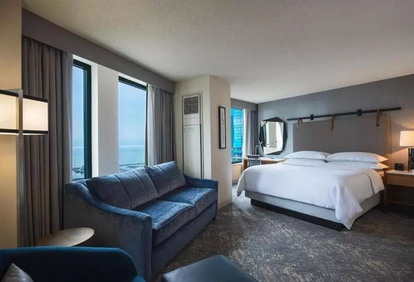 キングサイズベッドのスタンダードルーム, Sheraton Grand Chicago Riverwalk