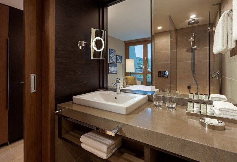 اتاق لوکس با بالکن, Sheraton Grand Tbilisi Metechi Palace