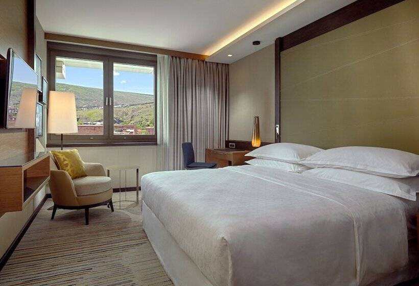 اتاق لوکس با بالکن, Sheraton Grand Tbilisi Metechi Palace