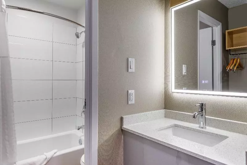 اتاق استاندارد با تخت بزرگ, Clarion Pointe Quebec Airport