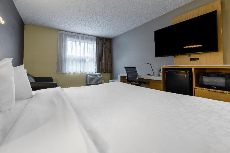 חדר סטנדרט עם מיטת קינג, Clarion Pointe Quebec Airport